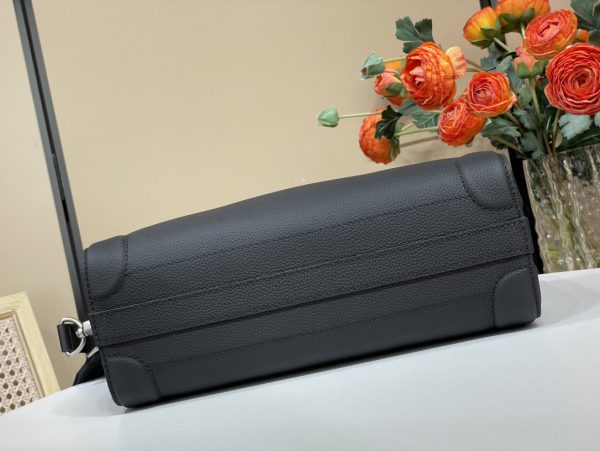 Louis Vuitton ソウル・トランク EW ハンドバッグ M11615の全体像。黒いレザーの質感とシルバーの金具がスタイリッシュな印象を与える