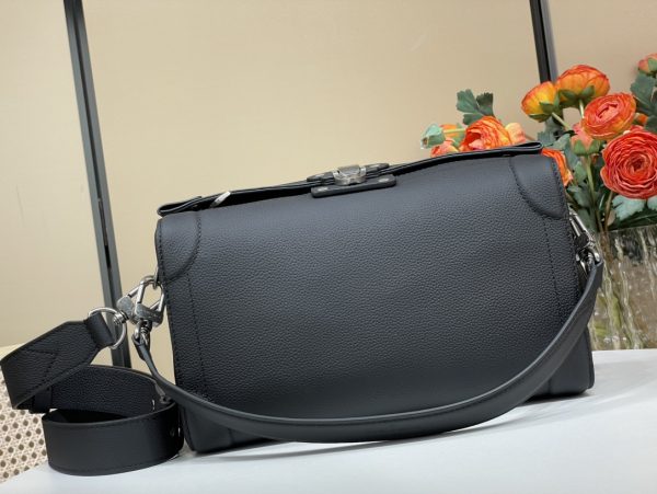 Louis Vuitton ソウル・トランク EW ハンドバッグ M11615の全体像。黒いレザーの質感とシルバーの金具がスタイリッシュな印象を与える