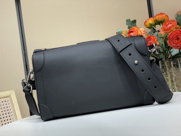 Louis Vuitton ソウル・トランク EW ハンドバッグ M11615の背面。シンプルでモダンなデザインの黒いハンドバッグで、幅広のショルダーストラップが付属