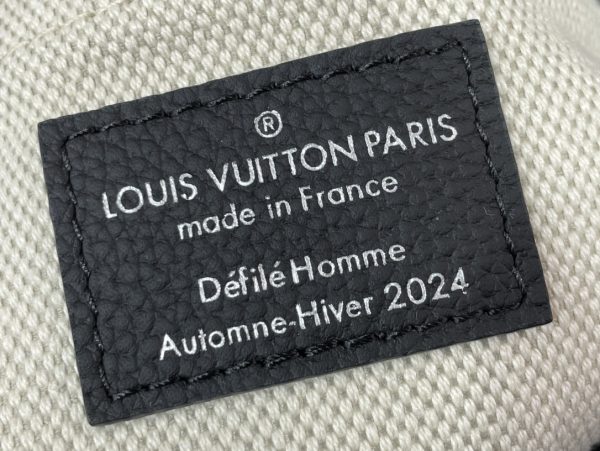 Louis Vuitton ソウル・トランク EW ハンドバッグ M11615のラベル部分。フランス製であることと2024秋冬コレクションの情報が書かれている